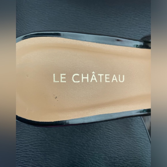 Le Chateau Size 9 Clear / Black slip on Sandals.  Unique clear heels 2-1/2 “. - Picture 4 of 10